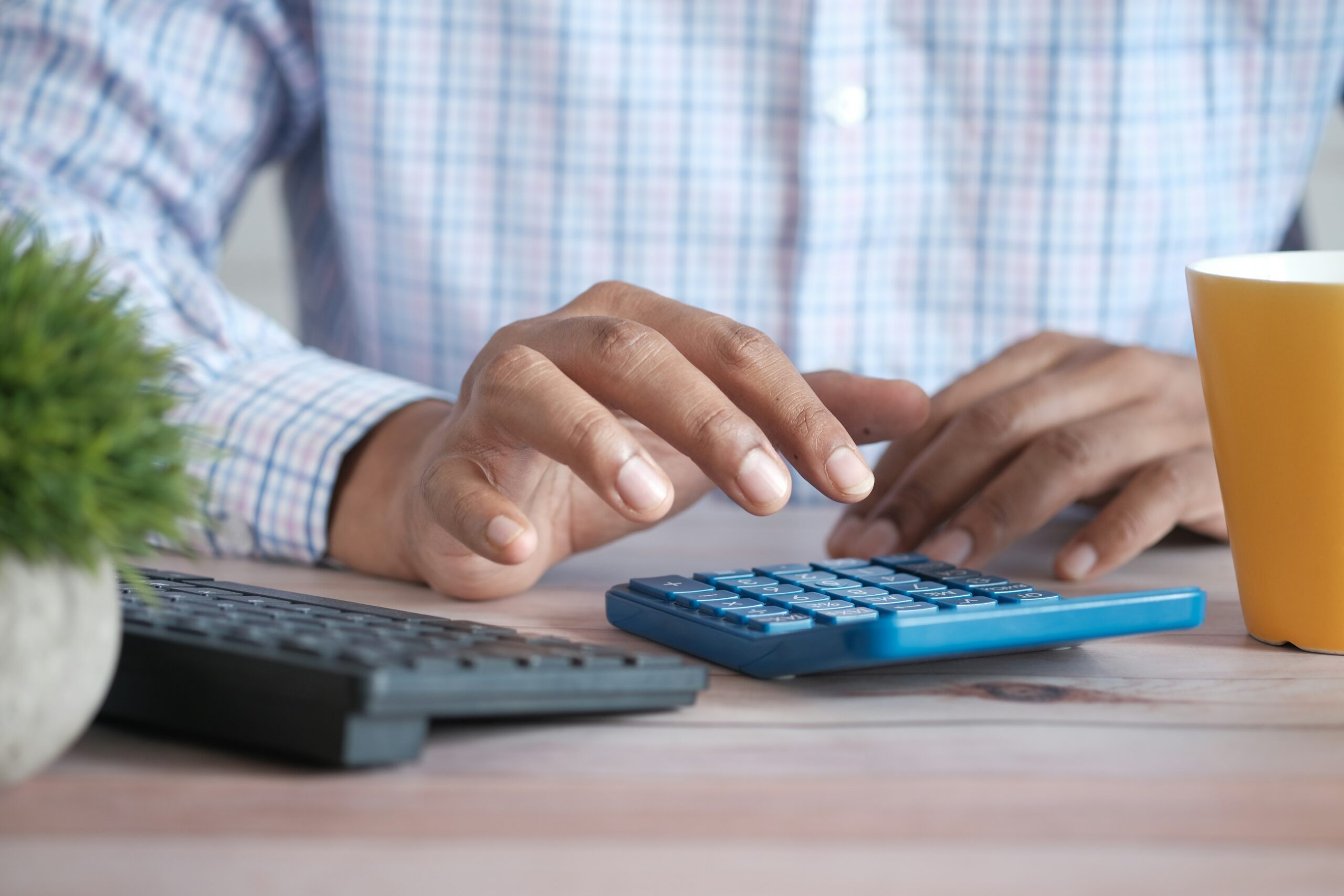 Personne calculant la récupération de sa TVA à la main sur une calculatrice