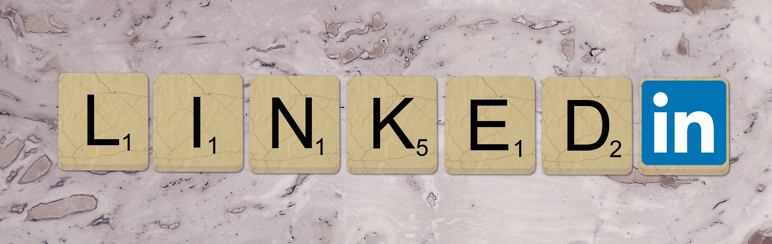 Linkedin écrit en lettre de scrabble et son logo