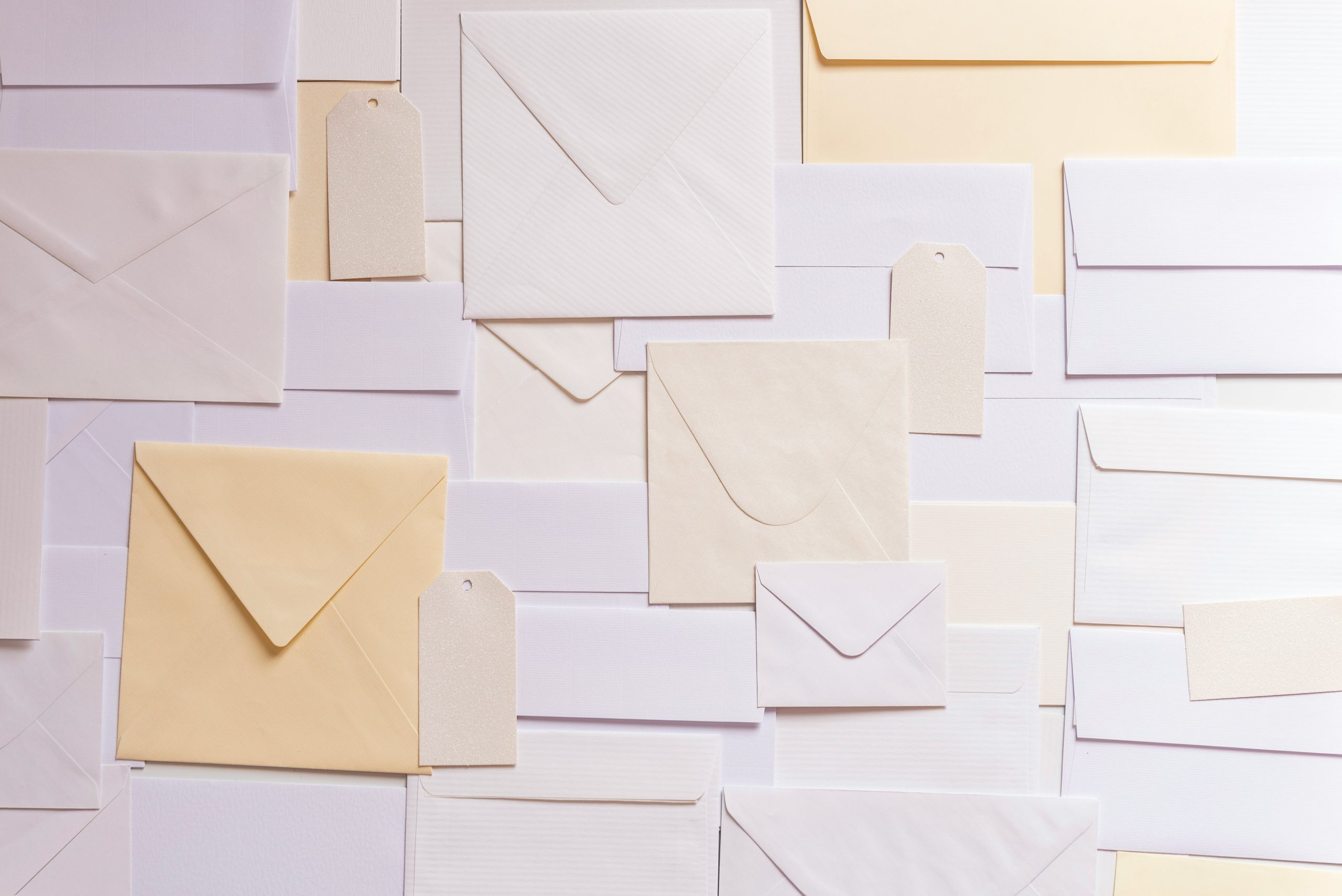 Photo montrant différents formats de courriers et lettres