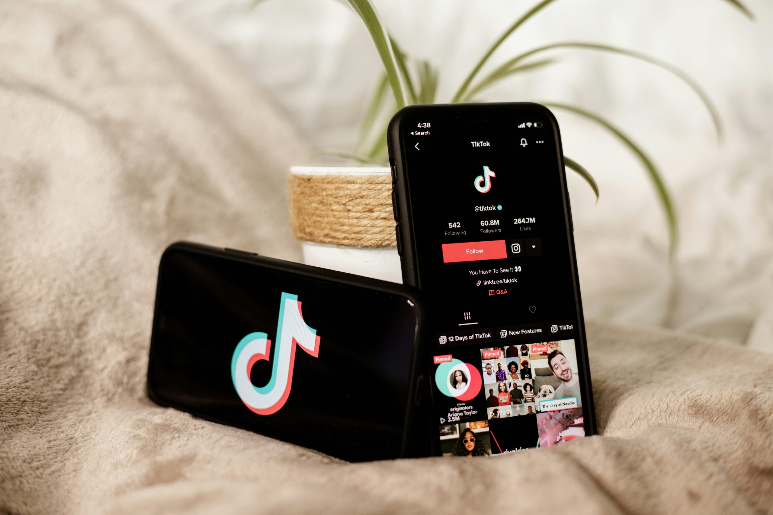 Deux smartphones montrant le logo TikTok et l'application
