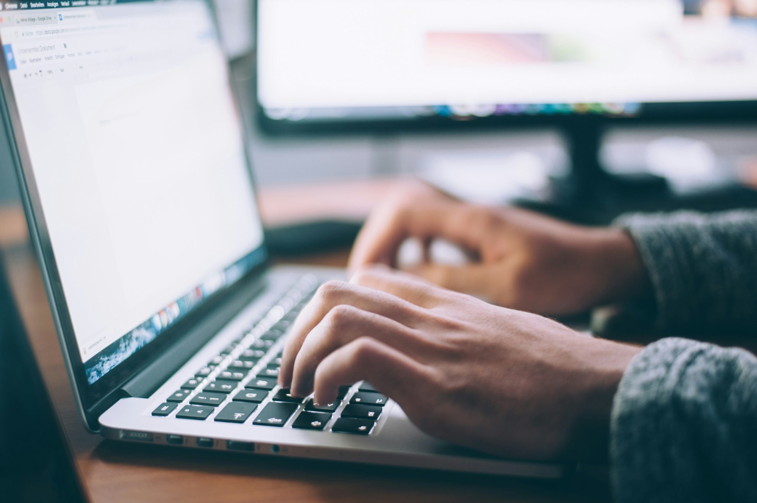 Rédacteur Web SEO en train de taper à l'ordinateur